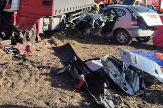 Tragiczny poranek. Kierowca osobówki nie miał szans po zderzeniu z ciężarówką!
