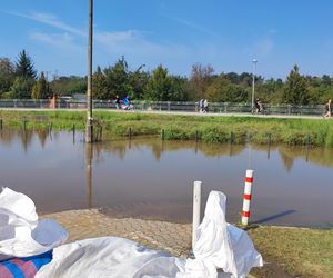 ieszkańcy w pocie czoła układają worki z piaskiem i zabezpieczają swoje budynki