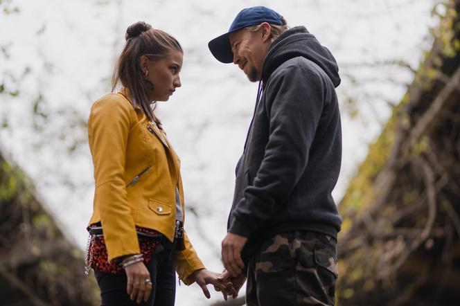 Zawsze warto. Ada (Julia Wieniawa), jej brat Krzywy (Bartosz Obuchowicz)