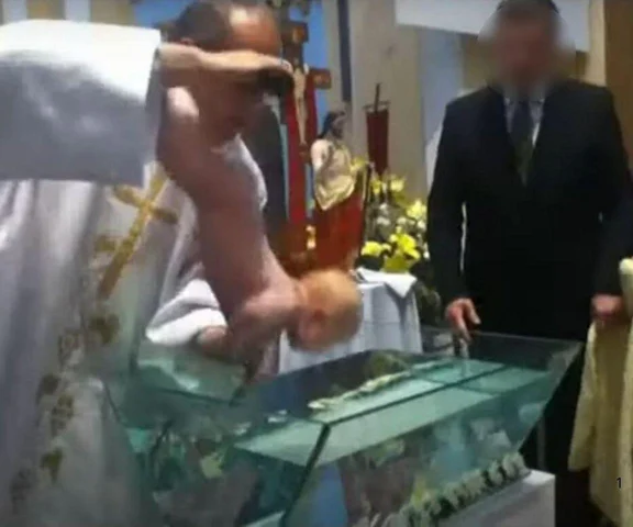 W kościele na Śląsku dzieci podtapia się przy chrzcie