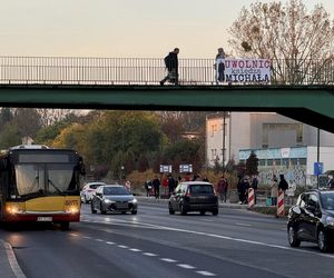 Banery na kładkach w Warszawie. Uwolnić księdza Michała.  Sąd nie stwierdził nieprawidłowości