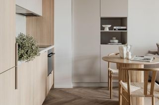 Kaszmirowa konsekwencja. Minimalistyczne mieszkanie w Łodzi przedłużone szklaną loggią