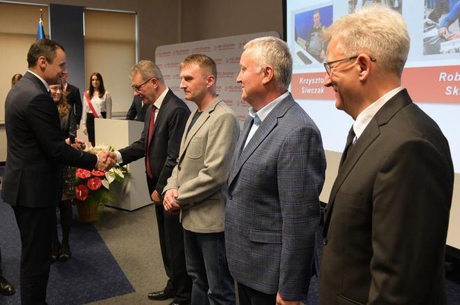 Od lat pracują w dawnym WSK. Pracownicy dzisiejszego PZL-Świdnik zostali odznaczeni. Zdjęcia