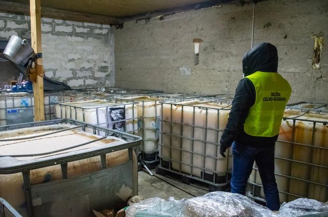 KAS zlikwidowała bimbrownię w gminie Mońki. 28-latek usłyszał zarzuty