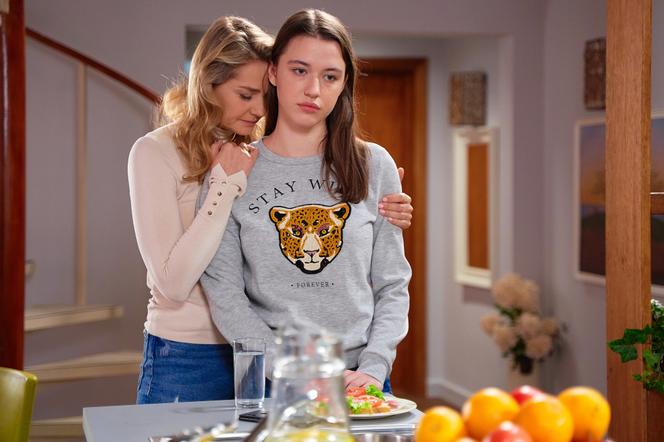 Na Wspólnej odc. 3565. Zuza Hoffer (Małgorzata Socha), Ula (Julia Jurek)