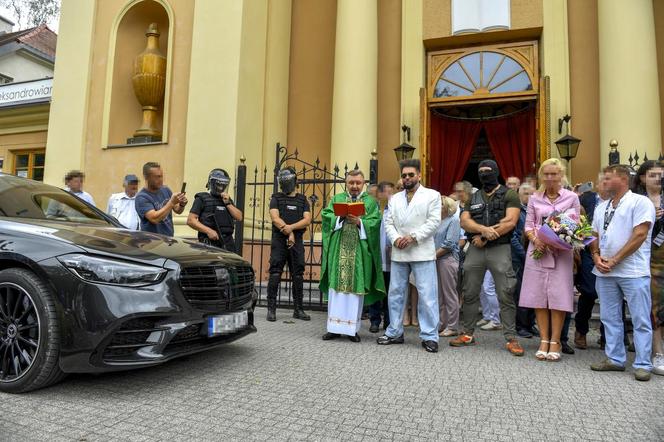 Krzysztof Rutkowski nie przestaje zadziwiać. Tym razem zorganizował ceremonię… święcenia samochodów [ZDJĘCIA]