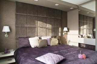 Fioletowa przytulna sypialnia z zagłówkiem