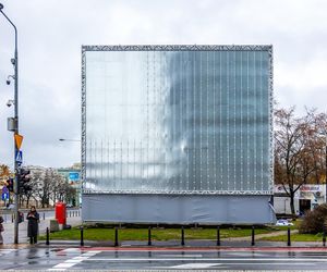 Stelaż reklamowy na rogu ul. Anielewicza i al. Jana Pawła II w Warszawie