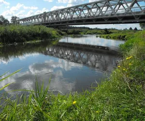 Zanieczyszczona rzeka Biała w Bielsku Podlaskim. Trwa sprawdzanie, co jest przyczyną