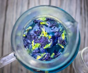 Niebieska herbata - właściwości. Czemu zawdzięcza kolor i jak ją parzyć?