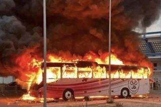 Ogromne zamieszki w trakcie derbów. Kibice podpalili autokar lokalnego rywala. Sędzia został ranny