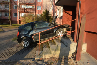 Jarosław: wjechał samochodem na schody i uderzył w klatkę schodową bloku!  [ZDJĘCIA]