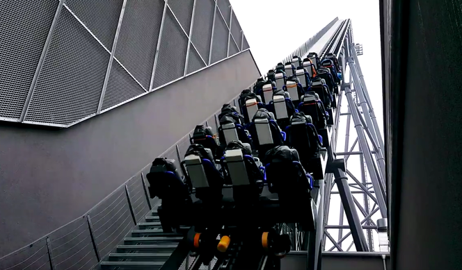 Sama wysokość konstrukcji wynosi 77 metrów, a roller coaster rozpędza się do 142 km/h po torze o długości 1450 metrów