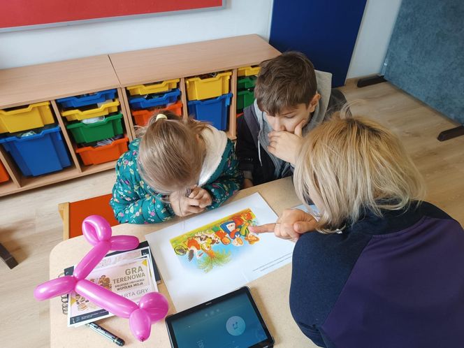 Gra terenowa „BIBLIOTEKA I PRZYJACIELE: WSPÓLNA MISJA". Kampania zrealizowana w ramach Tygodnia Bibliotek, którego organizatorem jest Stowarzyszenie Bibliotekarzy Polskich