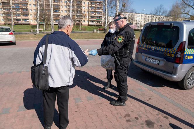 Zakrywanie twarzy OBOWIĄZKOWE! Na Śląsku strażnicy rozdają maski ZA DARMO