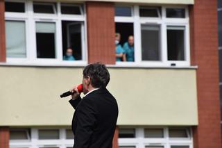 Koncert pod oknami szpitala -Zbigniew Kulwicki zaśpiewał dla pacjentów i personelu [AUDIO]