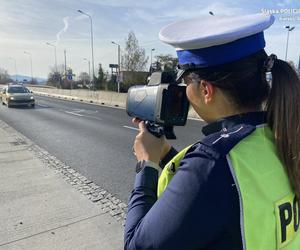 Bielsko-Biała: Policjanci z drogówki prowadzą akcję dla rowerzystów i pieszych