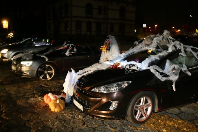 Halloweenowy Zlot Bezdaszników, czyli straszne kabriolety w Tychach. To dopiero wyższy poziom przebierania GALERIA