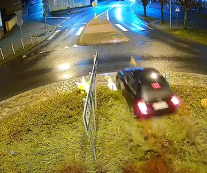 Dosłownie PRZELECIAŁ przez środek ronda! Kierowca audi lżejszy o 1200 zł i 10 punktów