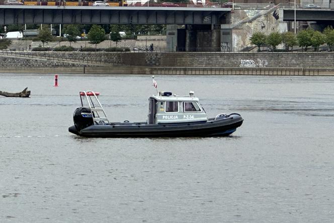 Zwłoki mężczyzny dryfowały w Wiśle. Makabryczne odkrycie na Pradze-Północ w Warszawie