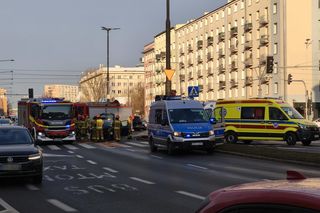 Warszawa. Dwa wypadki na skrzyżowaniu Grójeckiej i Wawelskiej. Autobus zderzył się z pojazdem wojskowym [ZDJĘCIA].