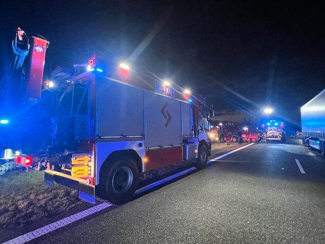 Śmiertelny wypadek na A1 pod Zgierzem. Zderzyły się trzy pojazdy, w tym dwa tiry [ZDJĘCIA].