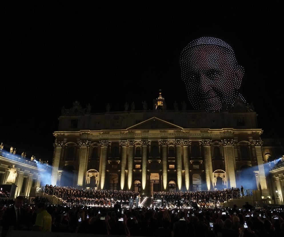 Tysiące dronów nad Bazyliką św. Piotra! Zobacz, co stało się w Watykanie