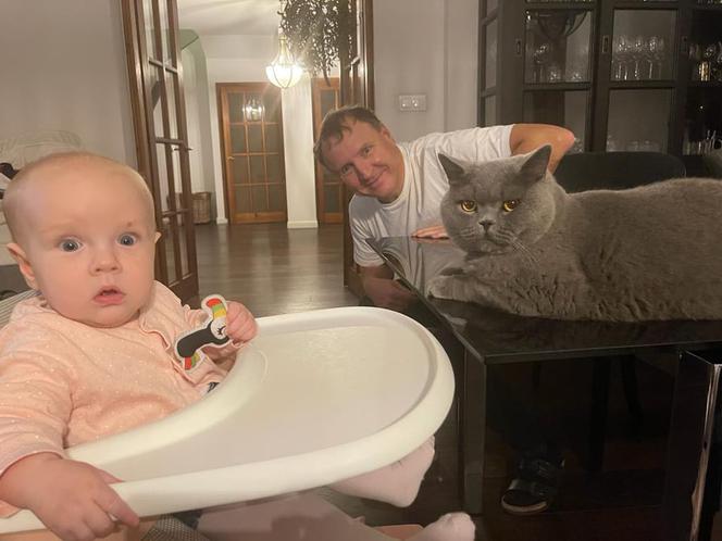 Jacek Kurski z córką i kotem