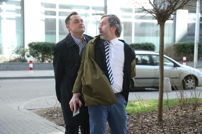 Na Wspólnej, odc. 3467: agent biura podróży (Mariusz Gagatek), Sławek (Mariusz Słupiński)
