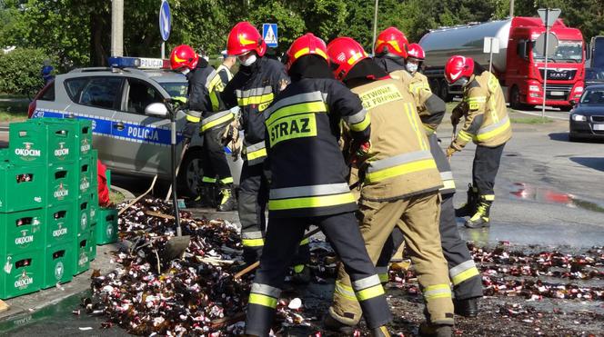 Tysiące litrów piwa rozlało się na rondzie we Włocławku