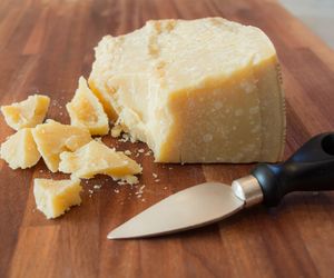 Parmezan: ser z krowiego mleka. Ile ma kalorii?