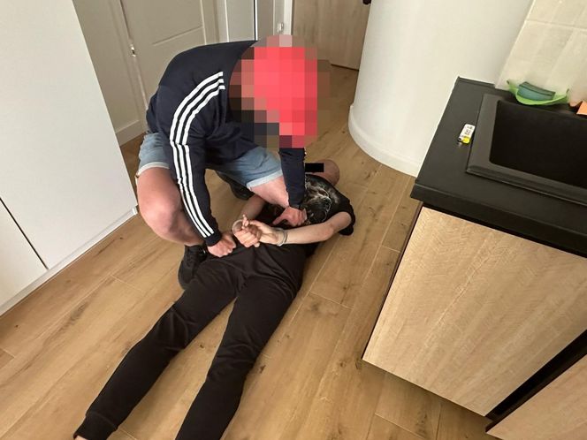 „Wnuczkowie” z narkotykami i bronią za kratami! Policja zatrzymała groźnych oszustów