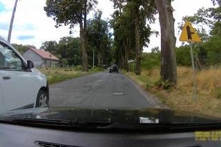 Kobieta jadąca z trójką dzieci zachowała zimną krew 