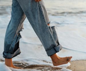 Kultowy model spodni z lat 80. wraca do łask. Będzie hitem jesiennych stylizacji 