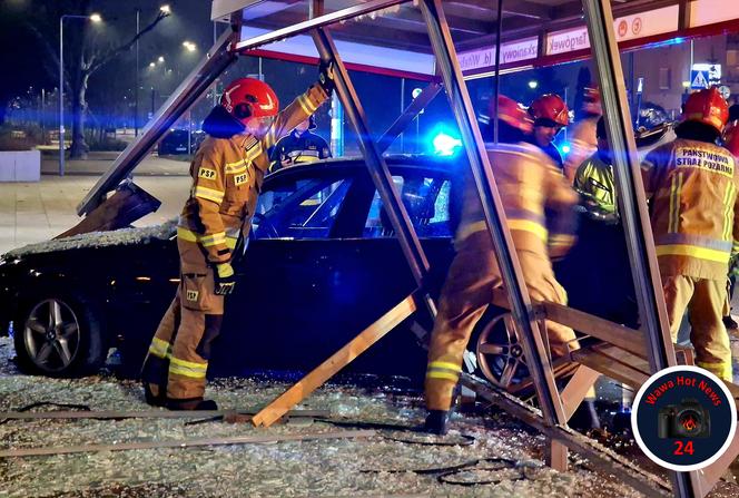 Totalna demolka na Targówku. Bmw rąbnęło w przystanek autobusowy