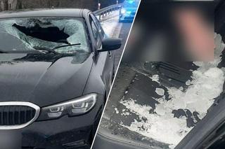Bryła lodu przebiła szybę i uderzyła kierowcę w twarz. Ranny trafił do szpitala