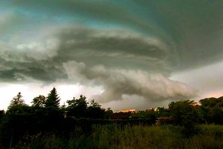 Groźne burze suną przez Dolny Śląsk. Gradobicie w okolicy Bolesławca, trudna sytuacja na A4 