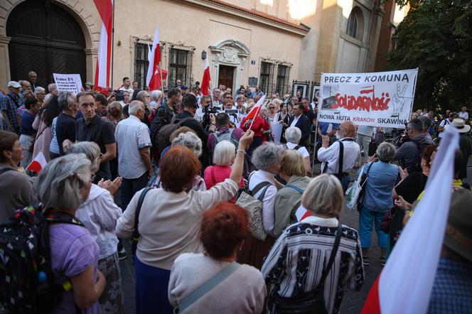 „Stop Obrażaniu Katolików”. Protest w Krakowie po inauguracji IO