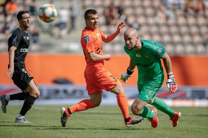 Damjan Bohar (w środku) strzelił gola w pierwszym meczu Zagłębia z Cracovią (1:1).