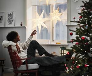 Jak ozdobić okno na Boże Narodzenie? Inspiracje