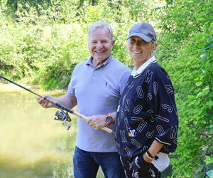 Jacek Rozenek z żoną i trzema bestiami, syn Łącz bez koszulki, a Jarosińska - nieprzyzwoicie... skromna. Aktorzy łowią!