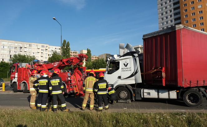 Kolejna ciężarówka rozbiła się przed wiaduktem