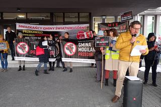 Nie chcą nowej zakopianki z Krakowa do Myślenic. Protest przed siedzibą GDDKiA