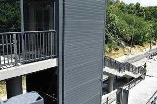 Wiemy kiedy ruszą windy na placu Na Rozdrożu. Na razie piesi muszą gramolić się po schodach