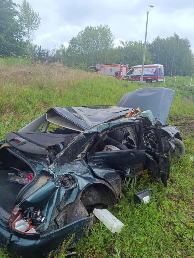 Osiek. Poważny wypadek na przejeździe kolejowym. 60-latek wjechał prosto pod pociąg [ZDJĘCIA].