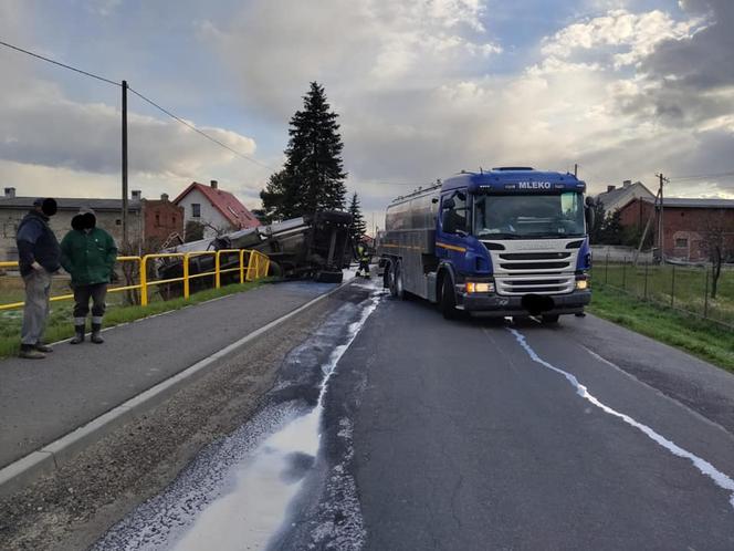 Wywróciła się cysterna z mlekiem! Groźny wypadek pod Toruniem [ZDJĘCIA]