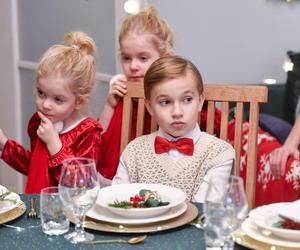 	Święta w M jak miłość odcinek specjalny. Misiek (Aleksander Bożyk), bliźniaczki Emilka i Zuzia (Julia,Marcelina Kempka),