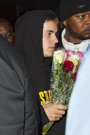 Justin Bieber rozdaje fankom kwiaty