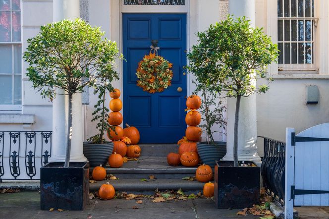 Drzwi wejściowe wystrojone na Halloween