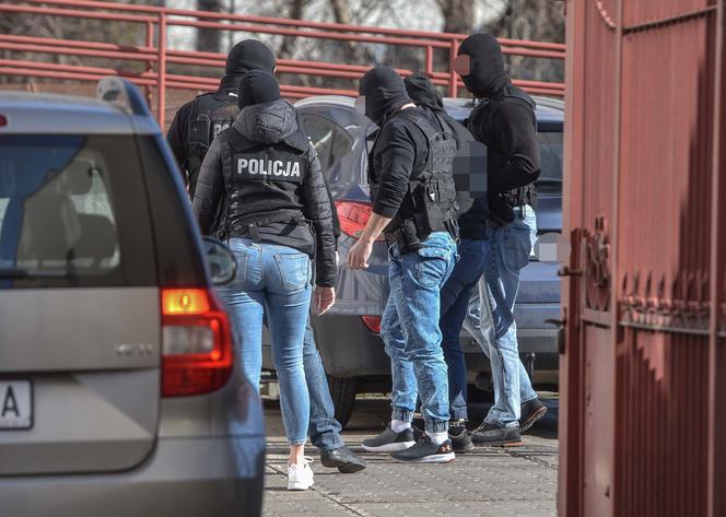 Podejrzany o zamordowanie trójki dzieci Radosław K. doprowadzony do prokuratury przez kilku uzbrojonych policjantów